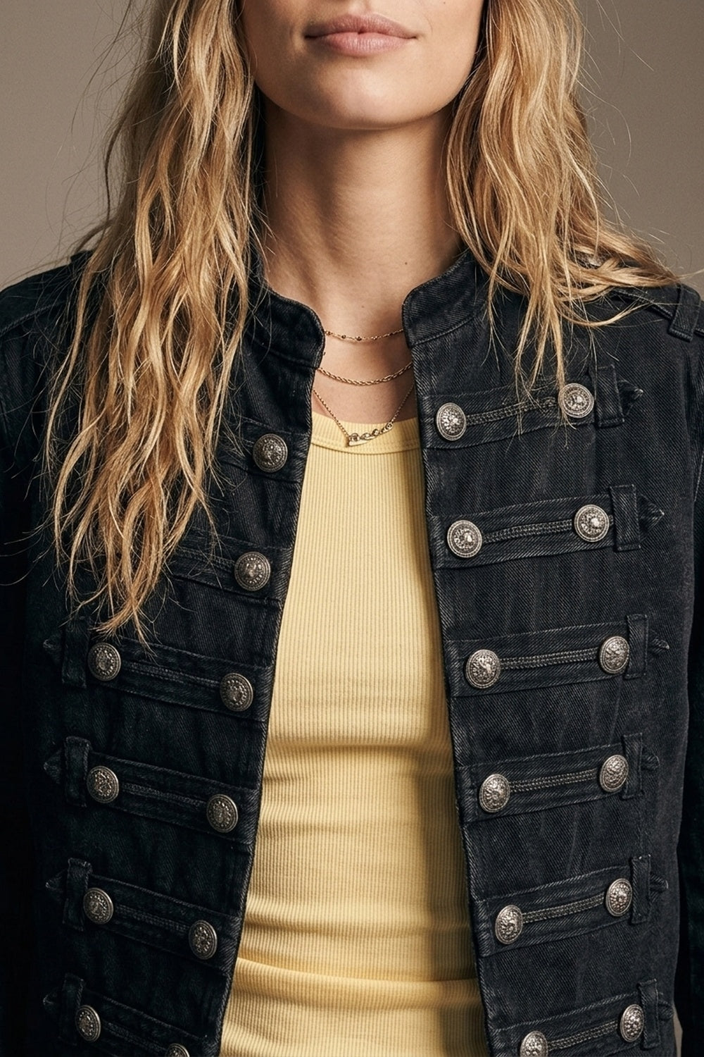 Veste en jean officier lavée noire avec boutons décoratifs