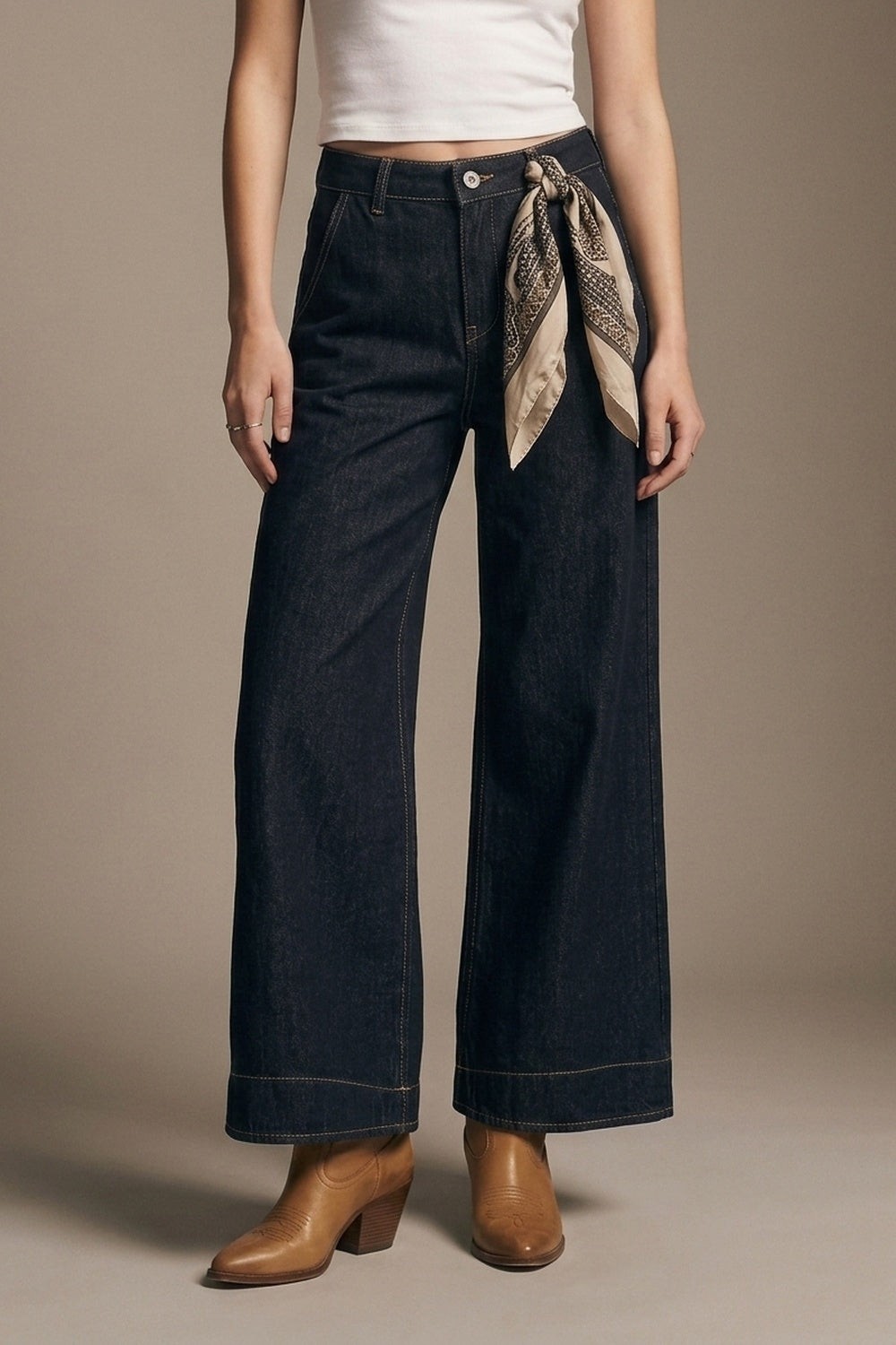 Jean large en denim foncé avec surpiqûres contrastantes