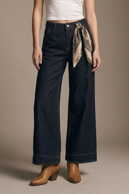 Jean large en denim foncé avec surpiqûres contrastantes
