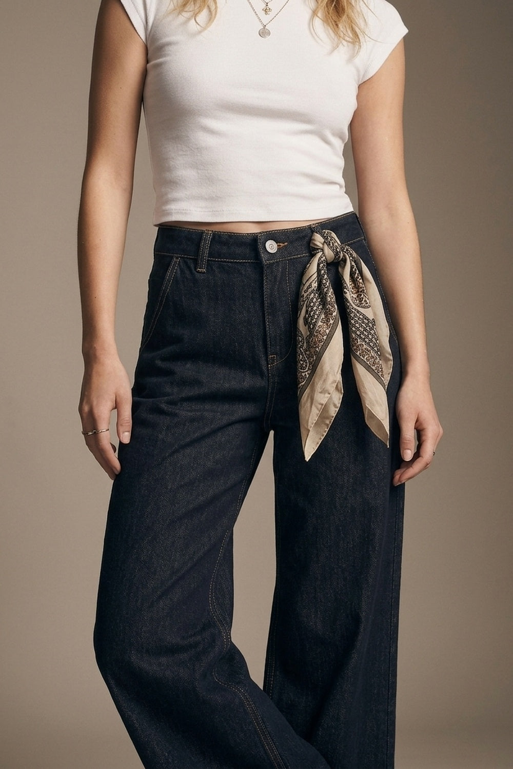 Jean large en denim foncé avec surpiqûres contrastantes