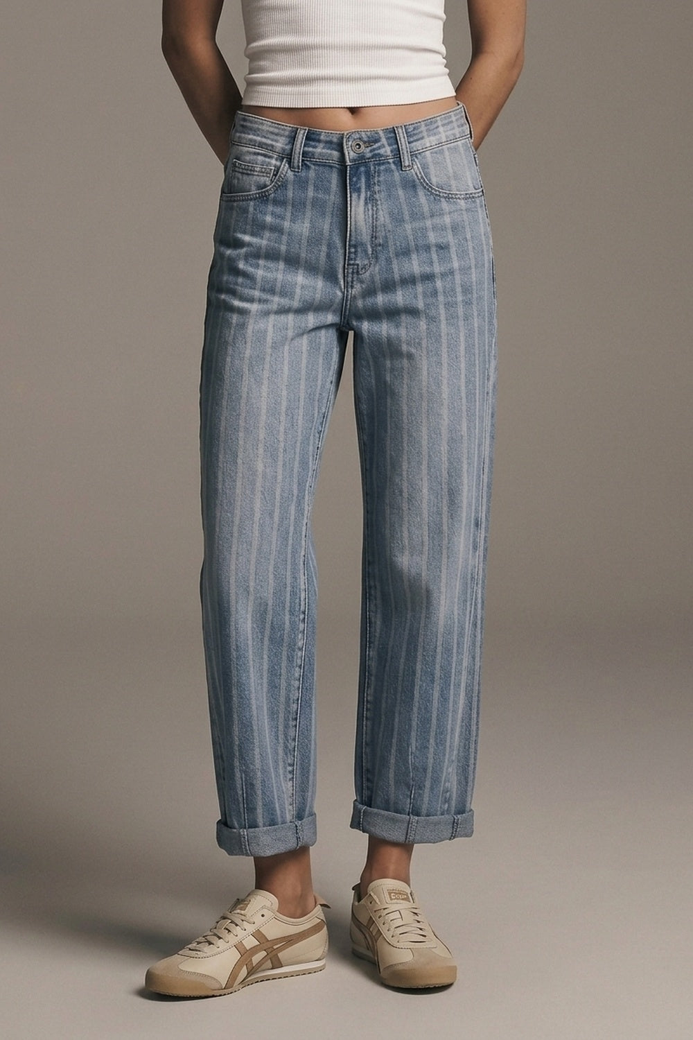 Jeans mom en denim extensible à rayures en coupe droite de couleur medium wash