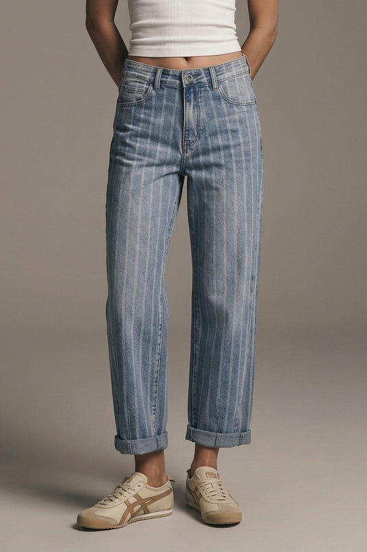Jeans mom en denim extensible à rayures en coupe droite de couleur medium wash
