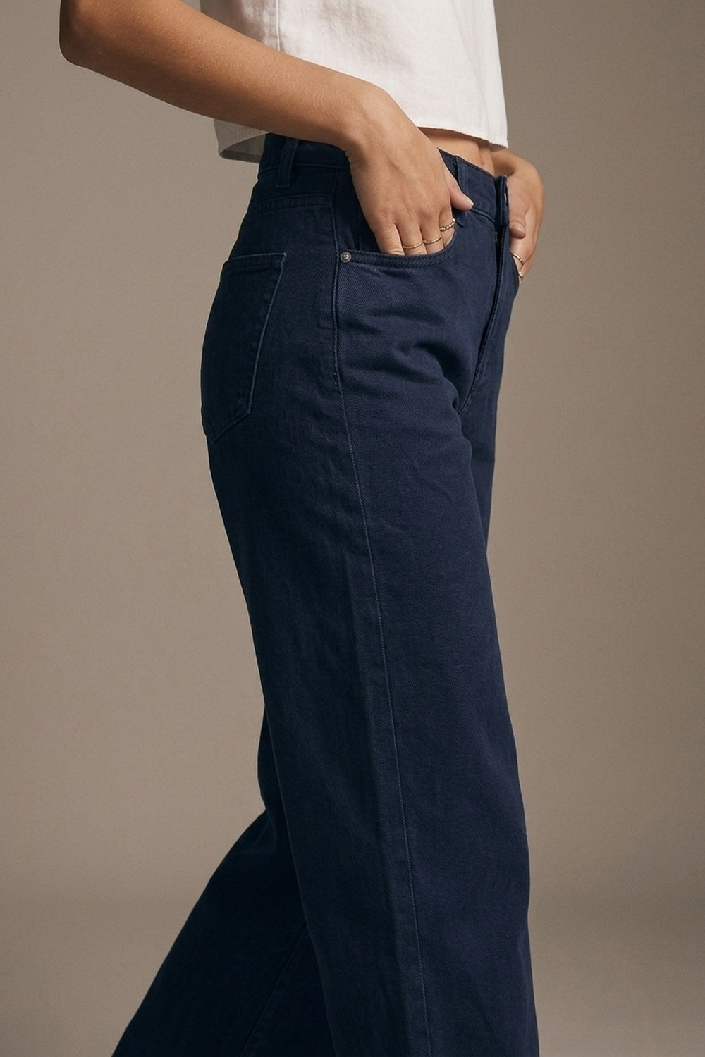 Jean large en denim extensible doux bleu marine avec couture au genou