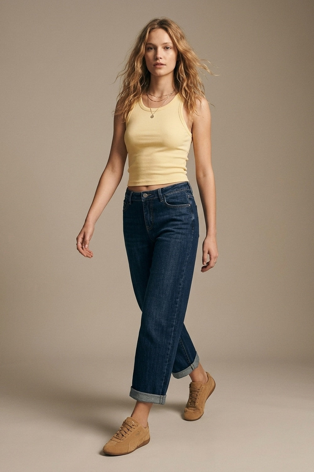 Jean mom bleu foncé avec jambe large et longueur cheville