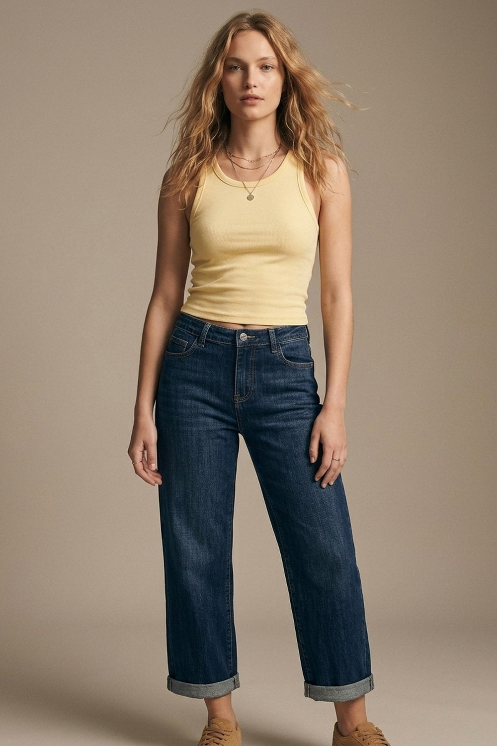 Jean mom bleu foncé avec jambe large et longueur cheville