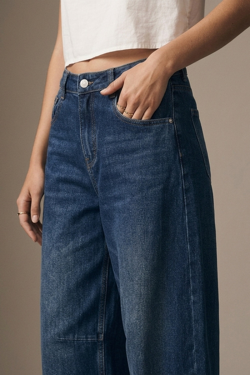 Jean à revers bleu foncé avec style jambe large en tonneau