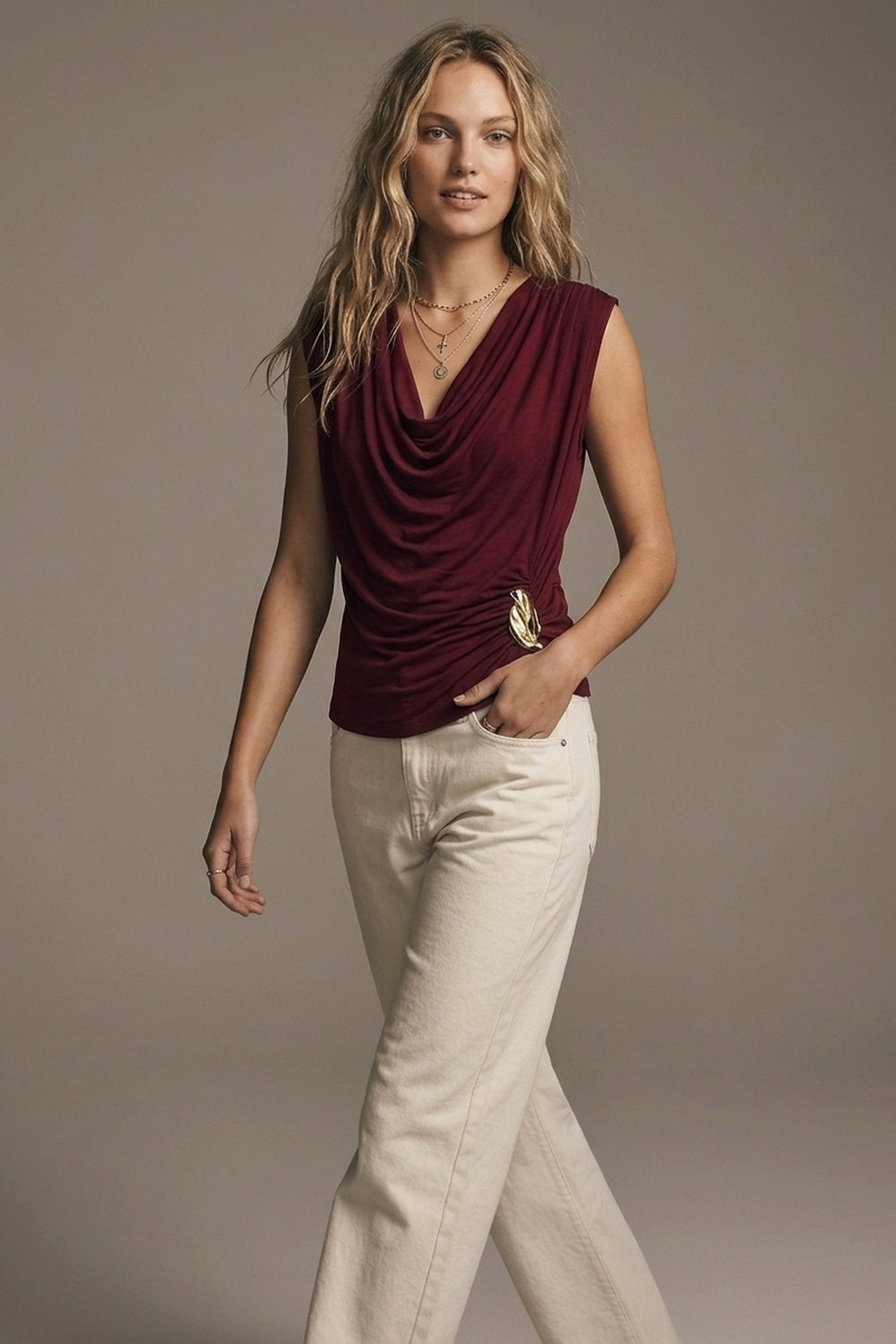 Top léger en viscose bordeaux avec accent doré et sans manches drapé