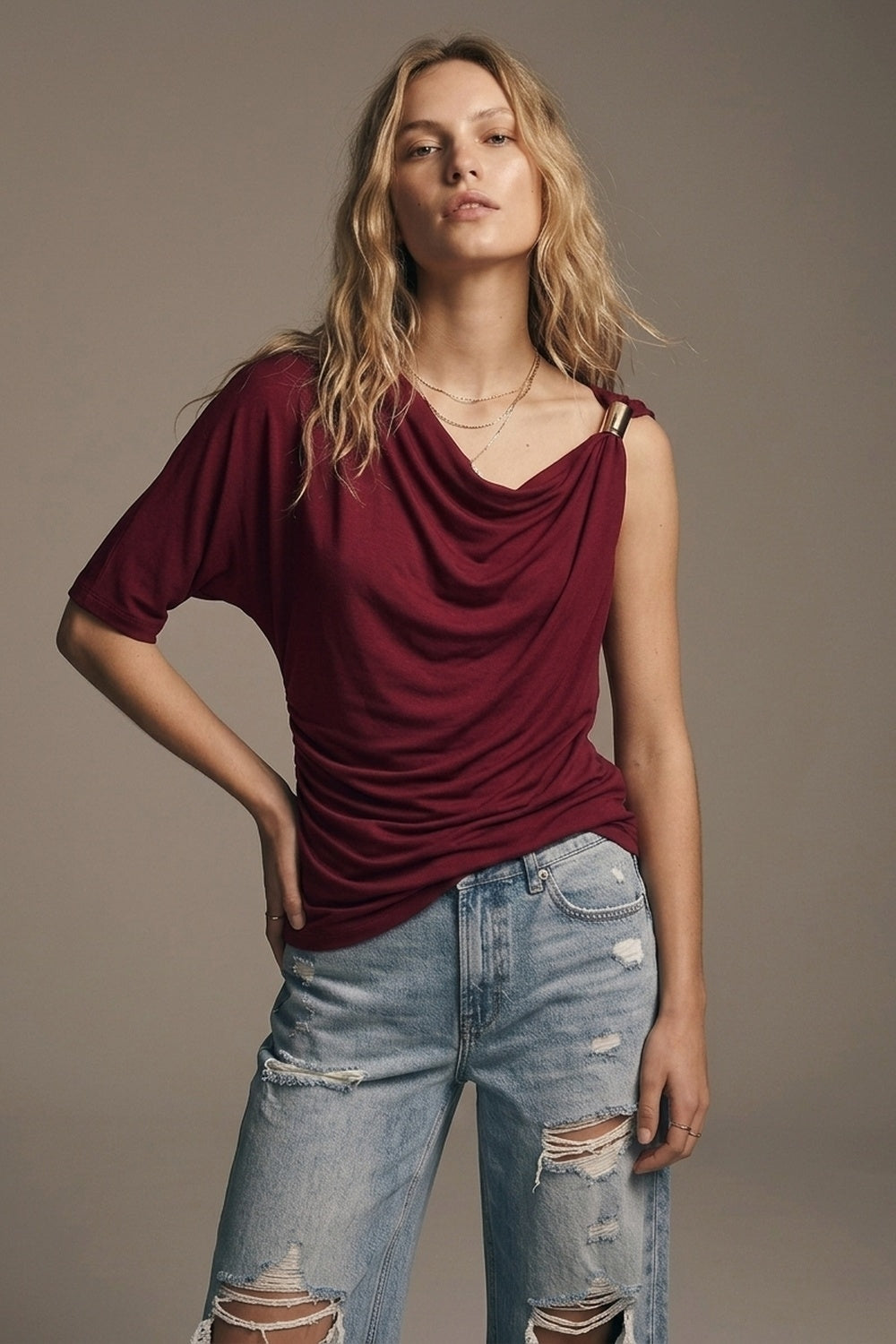 Haut Asymétrique Épaule Dénudée en Jersey Extensible Bourgogne avec Accent Métallique
