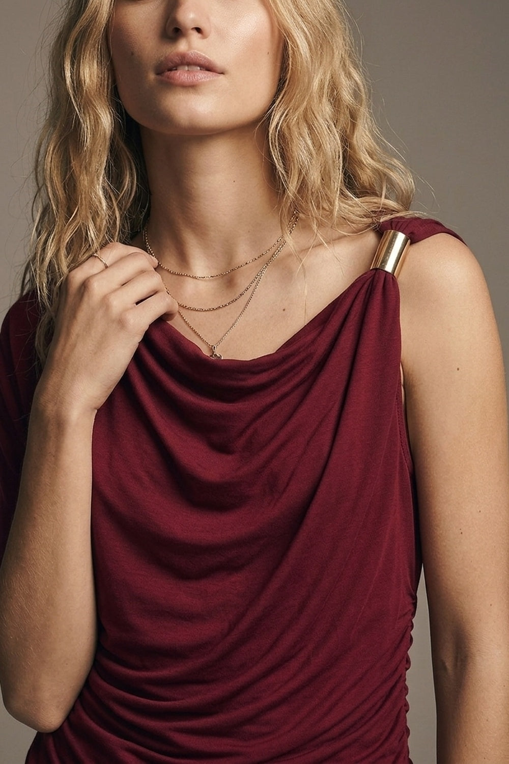 Haut Asymétrique Épaule Dénudée en Jersey Extensible Bourgogne avec Accent Métallique