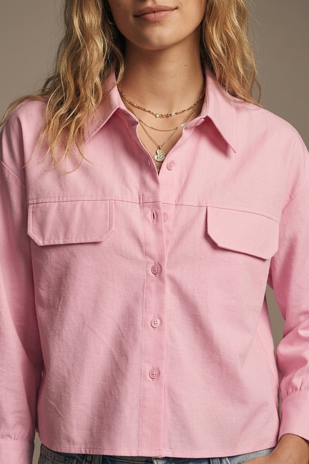 Chemise raccourcie en tissu oxford rose avec poches poitrine