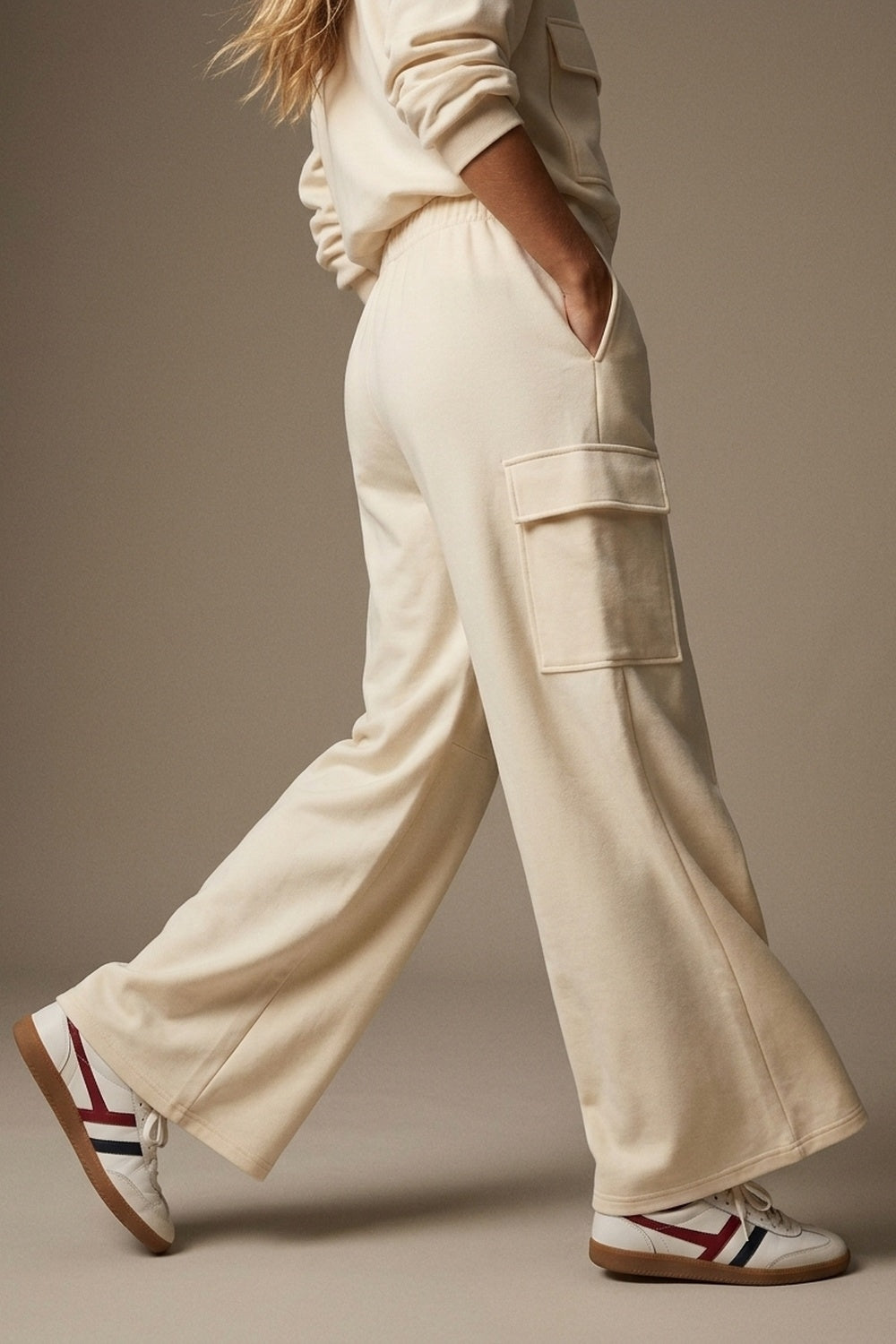 Pantalon large à poches cargo en viscose crème avec taille élastique