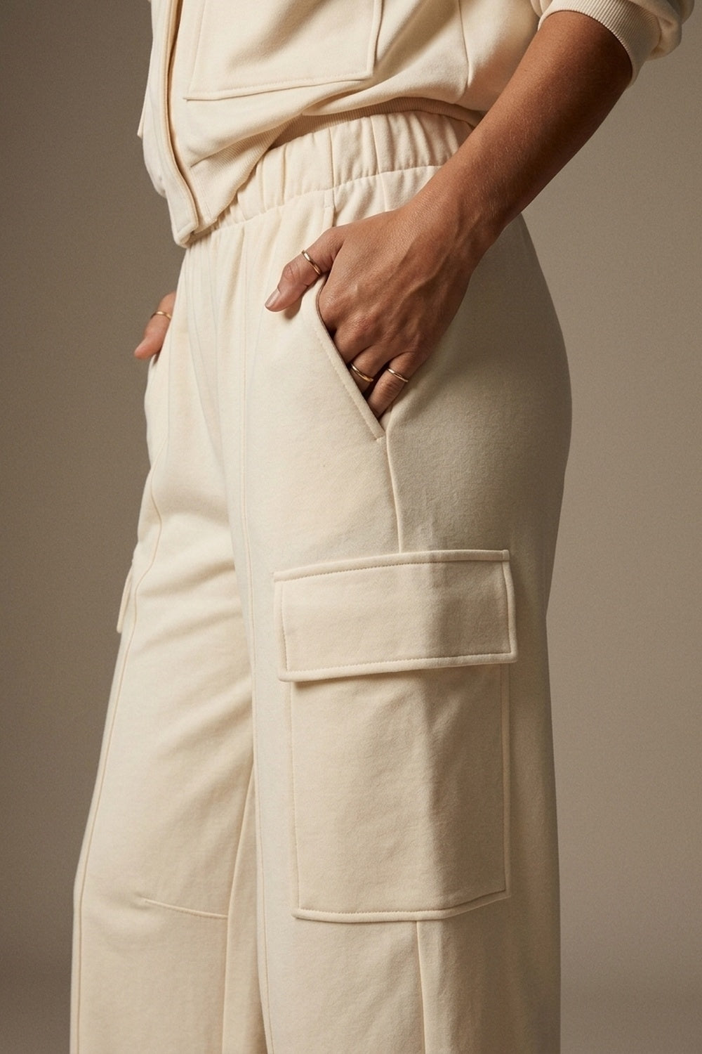 Pantalon large à poches cargo en viscose crème avec taille élastique
