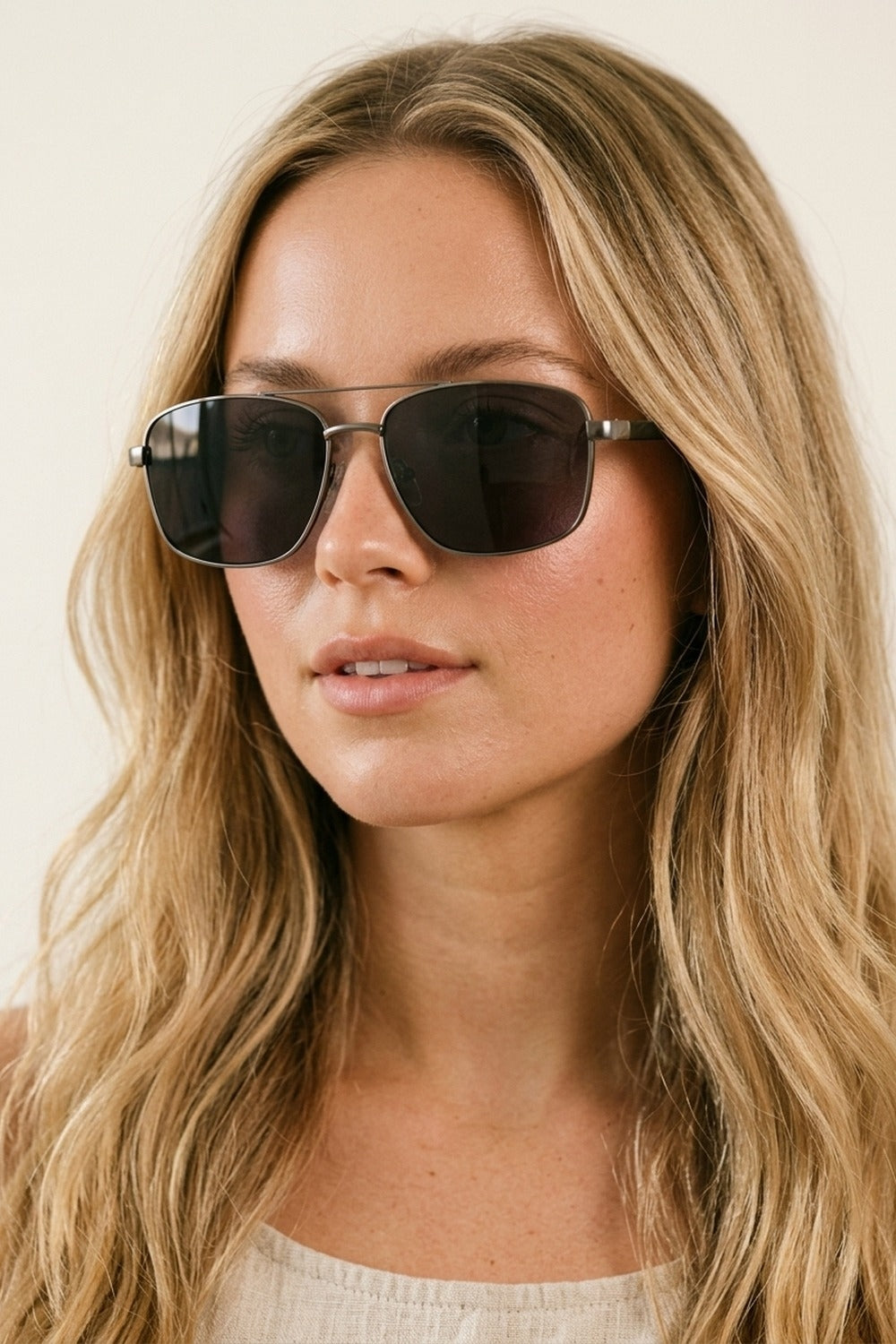 Lunettes de soleil aviateur carrées avec monture en métal de couleur argent