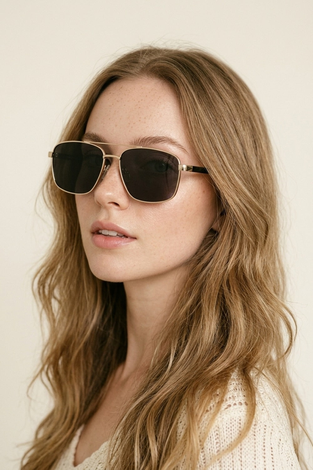 Lunettes de soleil aviateur carrées dorées avec monture en métal