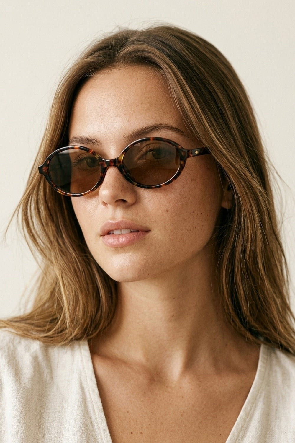 Lunettes de soleil avec monture ovale écaille de tortue multicolore et verres marron