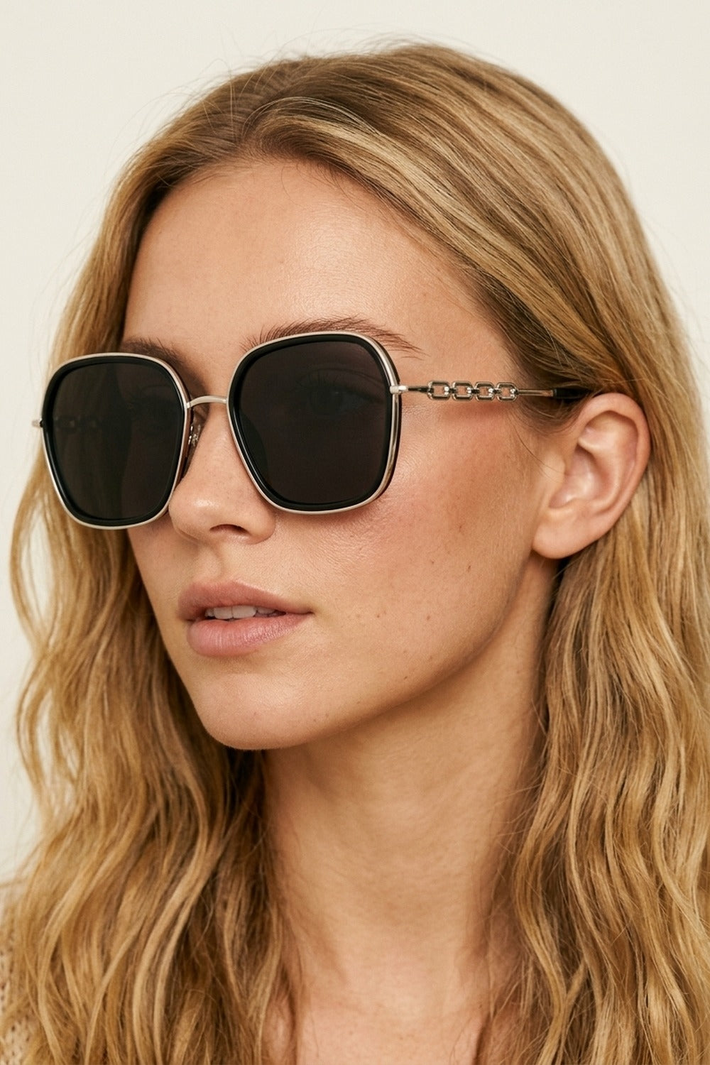 Cadre carré noir Détail de chaîne en métal Lunettes de soleil surdimensionnées