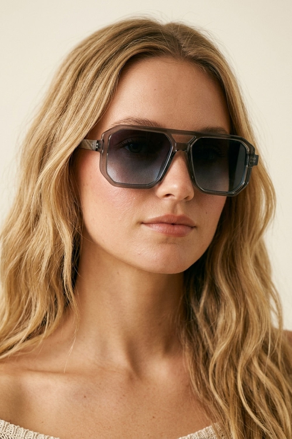 Lunettes de soleil géométriques oversize à dégradé avec monture transparente grise