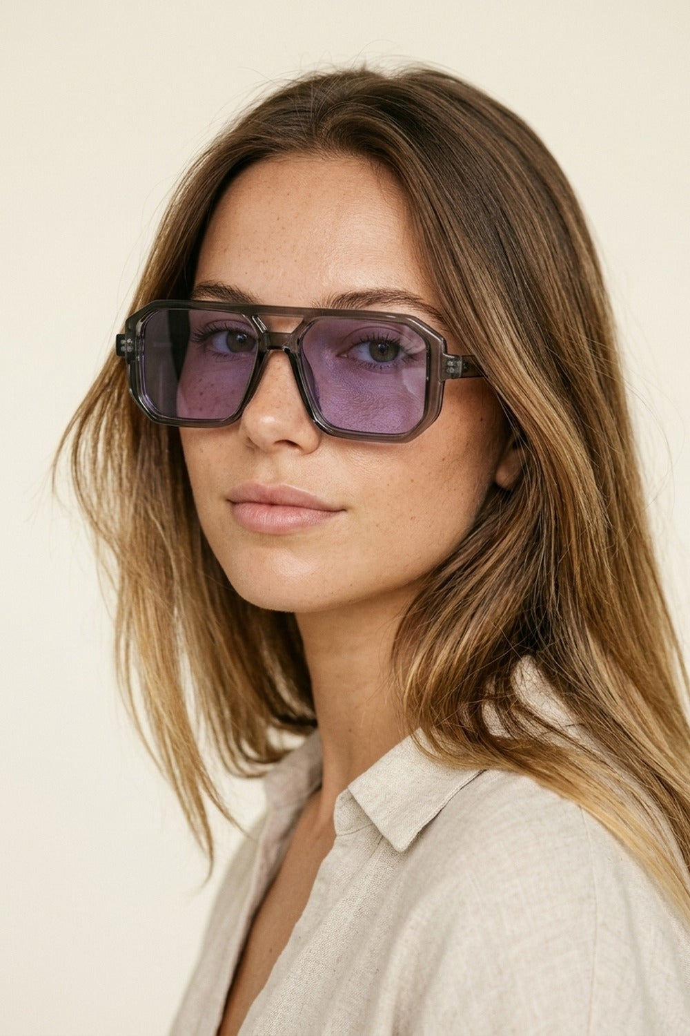 Monture Grise Transparente Lunettes de Soleil Géométriques Surdimensionnées à Verres Teintés Violets