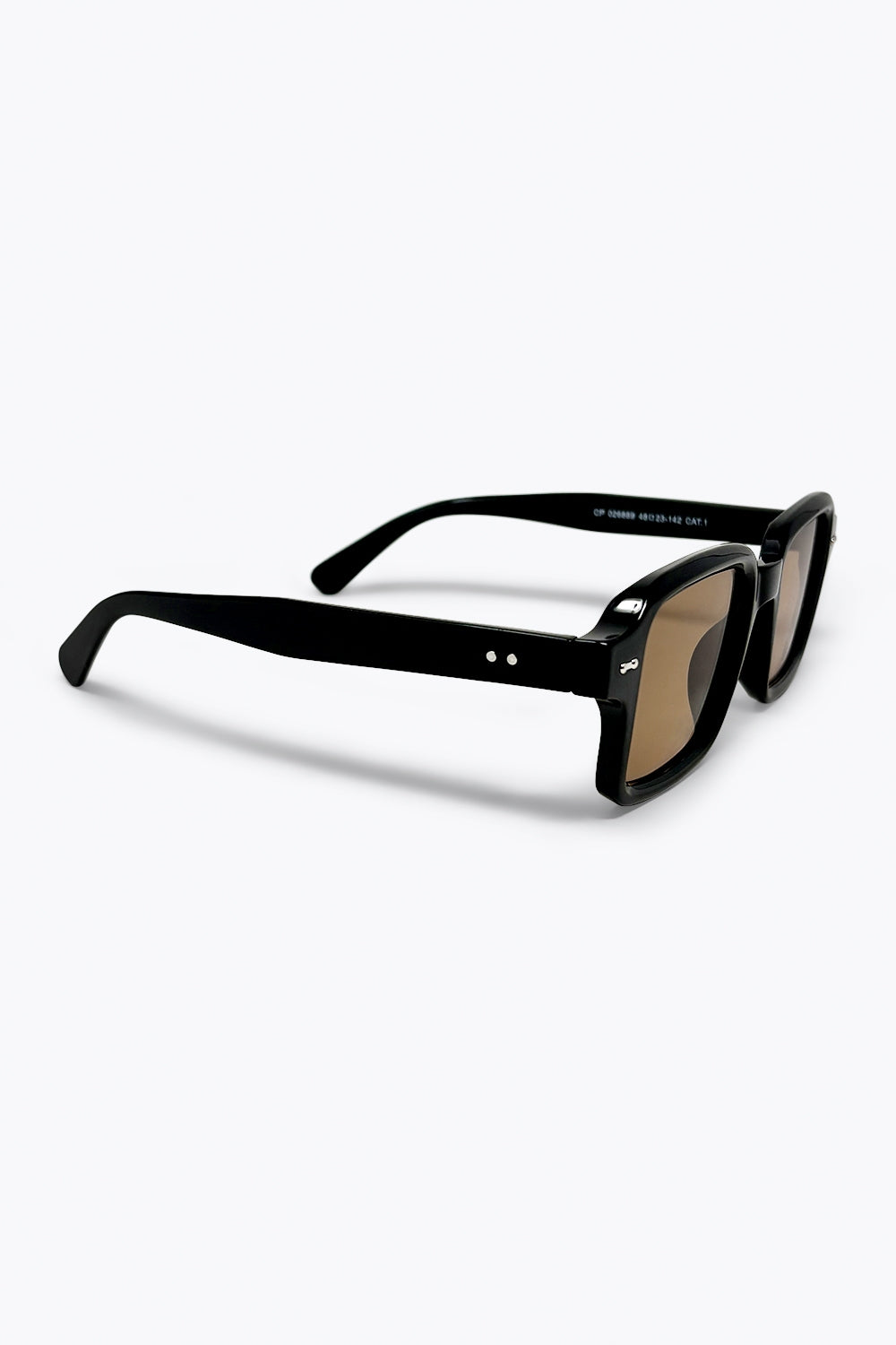 Lunettes de soleil carrées à monture épaisse noire avec des verres marron
