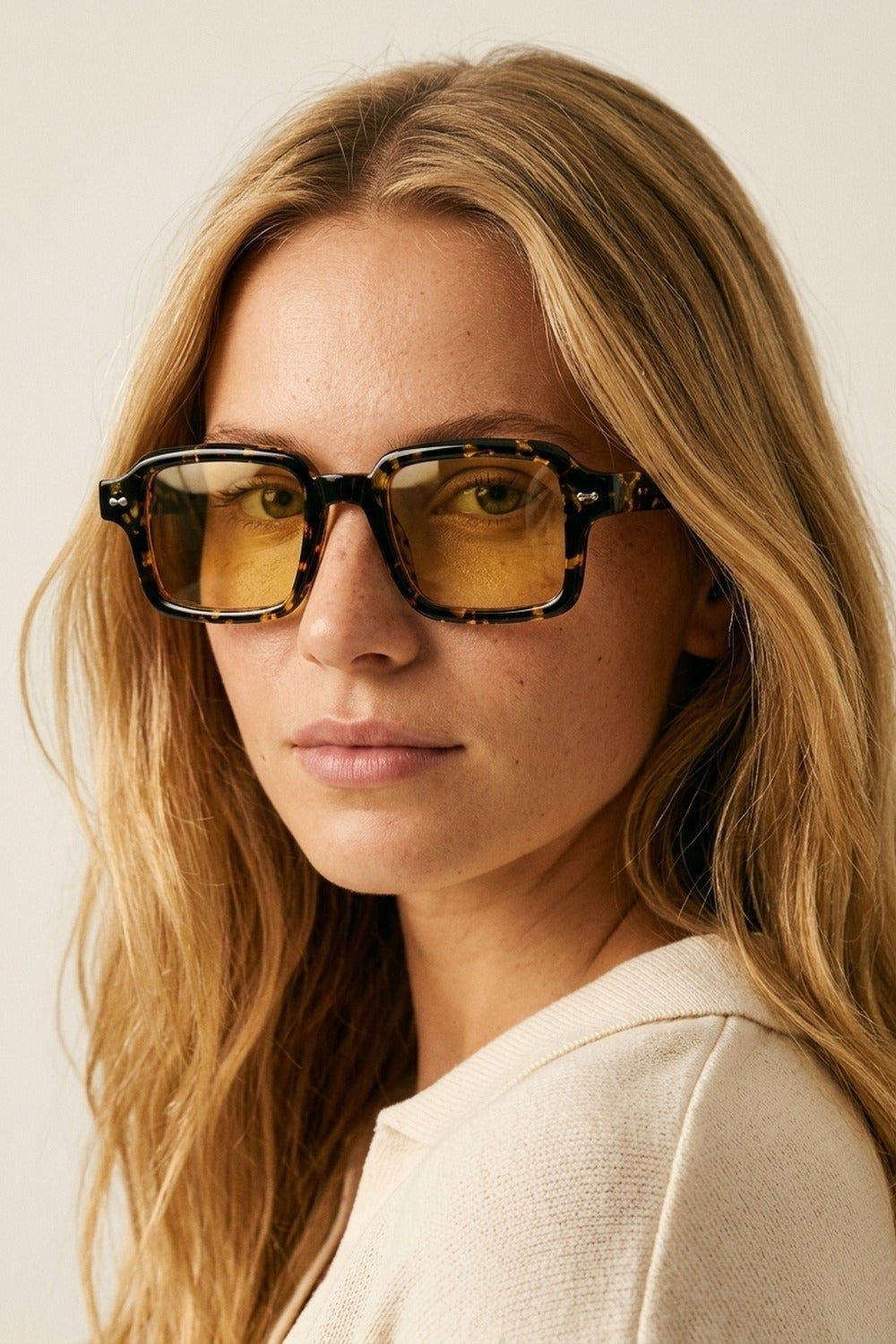 Lunettes de soleil à monture carrée écaille de tortue multicolore avec verres jaunes