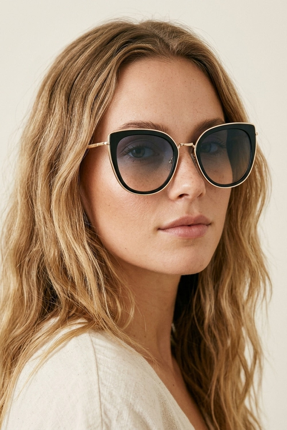 Lunettes de Soleil Œil de Chat Oversize avec Verres Dégradés Noirs et Bordure Dorée