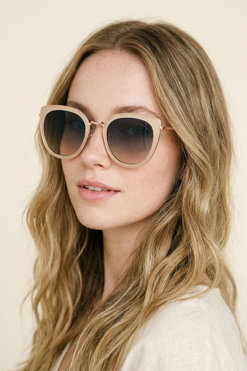 Lunettes de soleil surdimensionnées avec monture en métal œil-de-chat beige et verres à dégradé