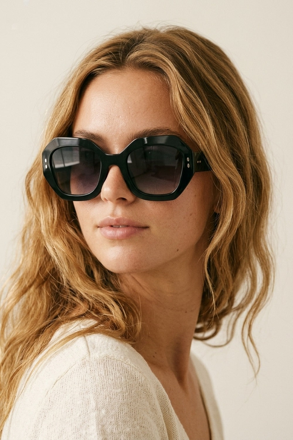 Lunettes de soleil à verres dégradés avec monture géométrique noire surdimensionnée