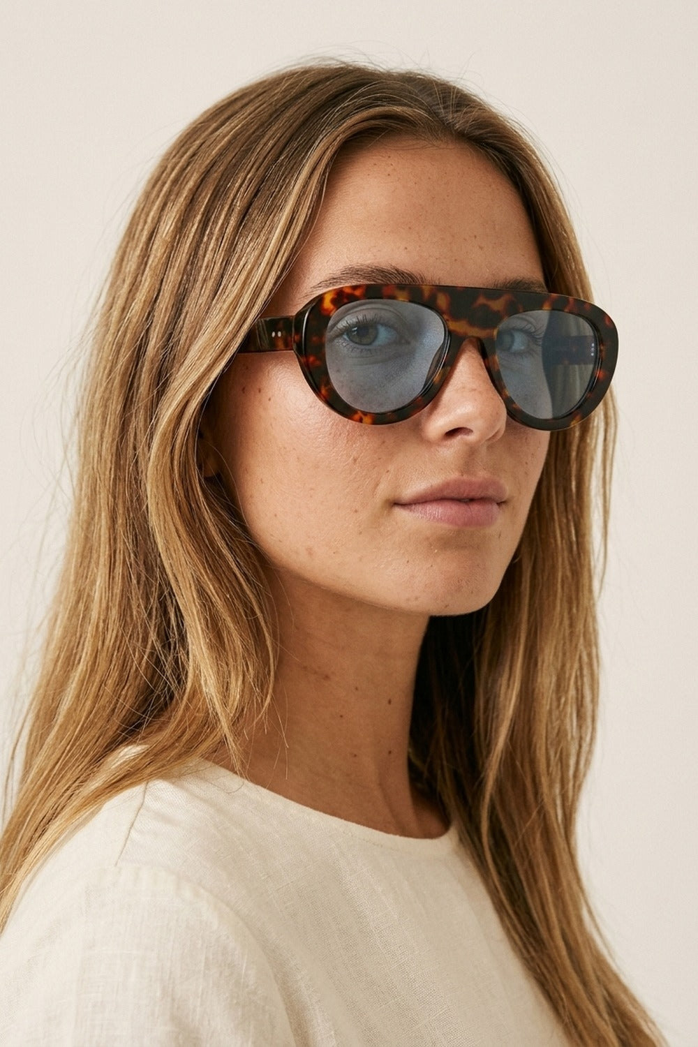 Lunettes de soleil à monture ovale écaille de tortue multicolore avec verres bleus