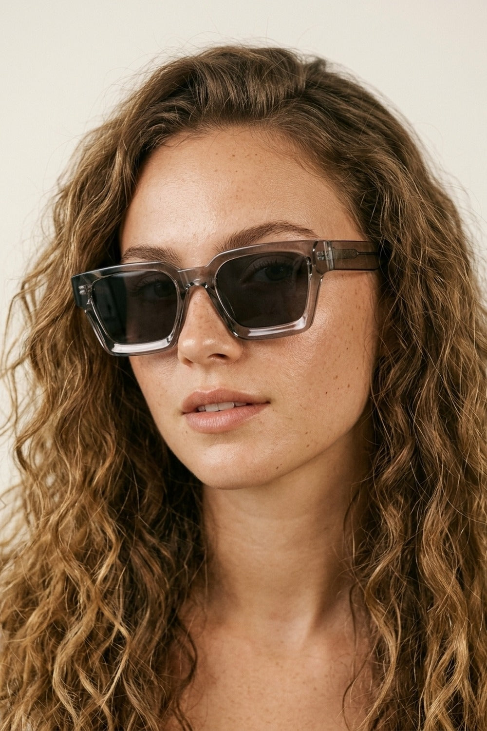 Lunettes de soleil à monture carrée transparente grise avec verres foncés