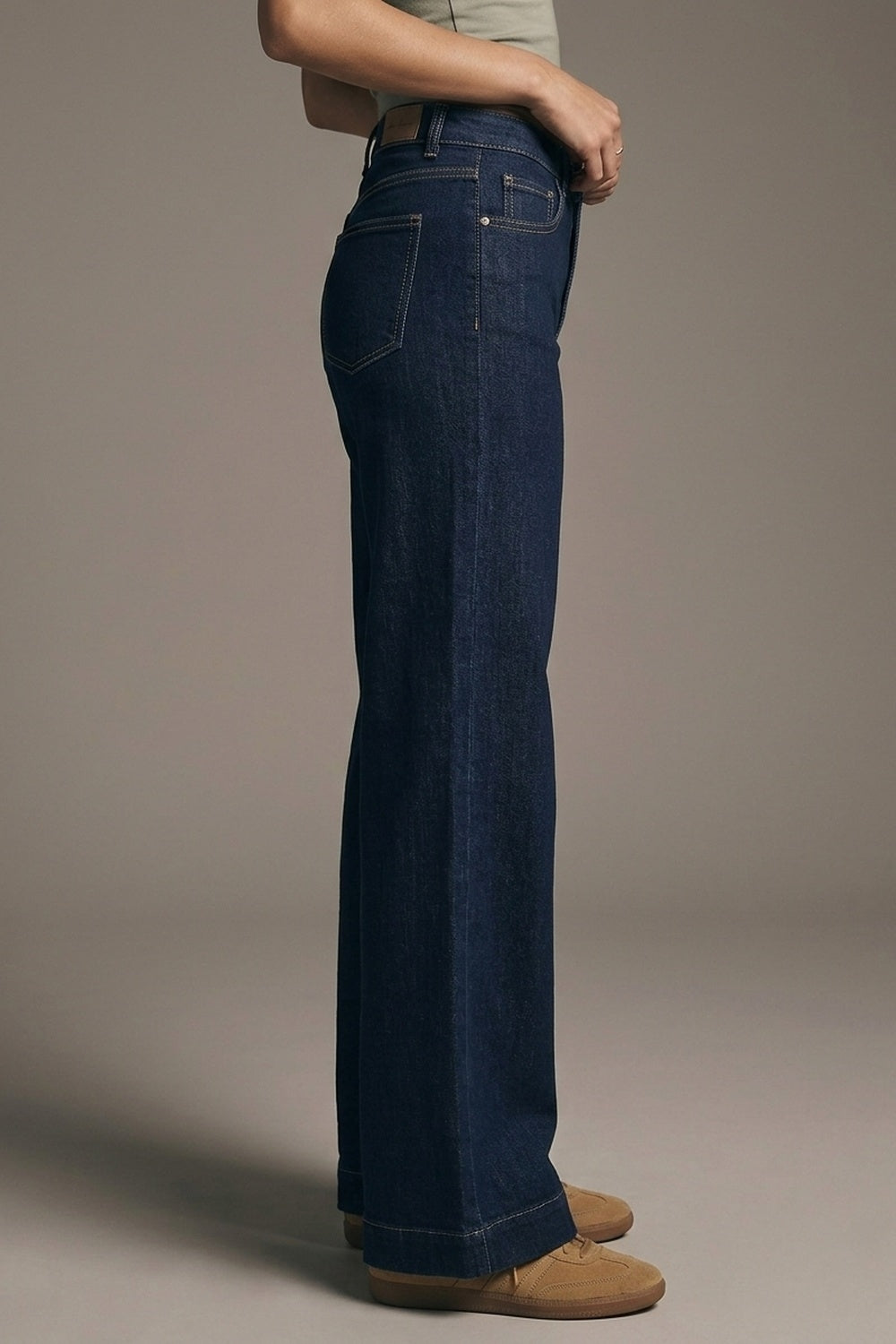 Jean à jambes larges taille haute en denim foncé avec surpiqûres contrastées