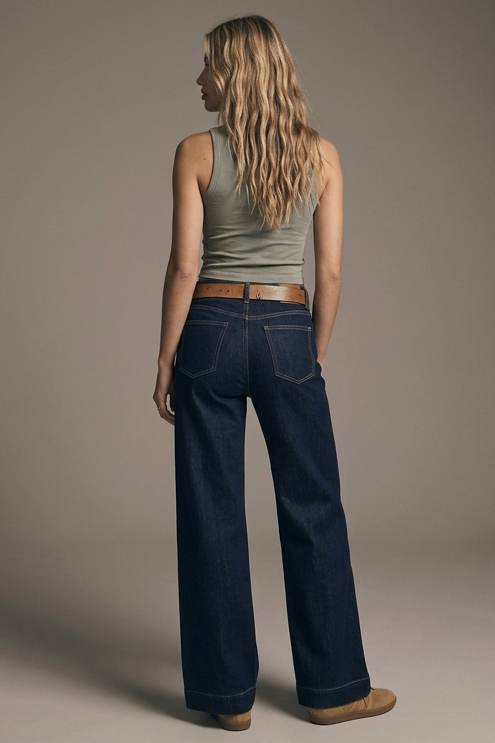Jean à jambes larges taille haute en denim foncé avec surpiqûres contrastées