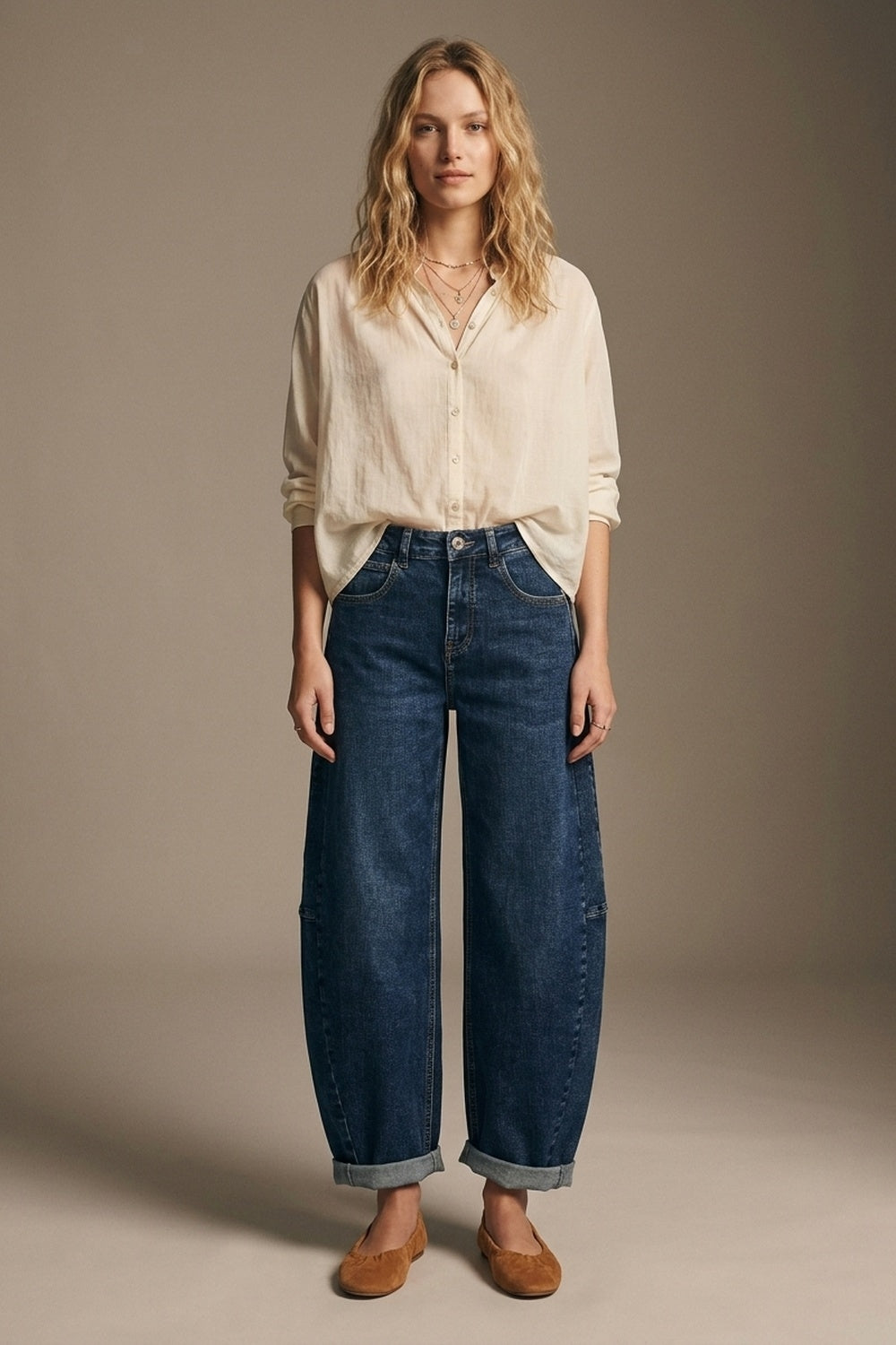 Jean en denim bleu foncé à jambes larges avec ourlet à revers et coutures latérales