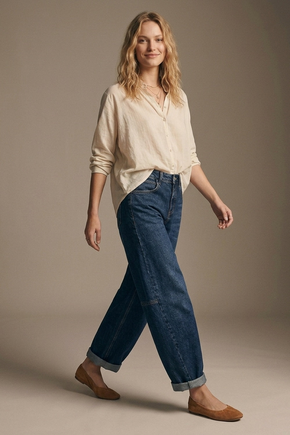 Jean en denim bleu foncé à jambes larges avec ourlet à revers et coutures latérales