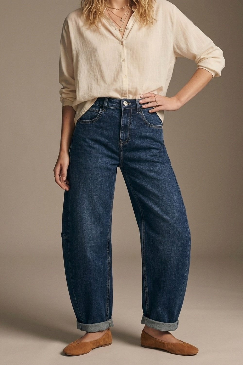 Jean en denim bleu foncé à jambes larges avec ourlet à revers et coutures latérales