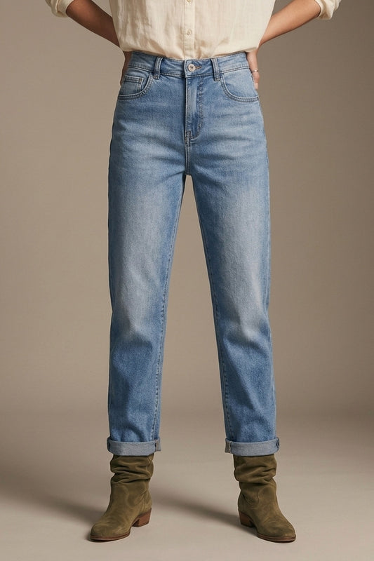 Jean bleu délavé avec jambe droite en coupe style mom