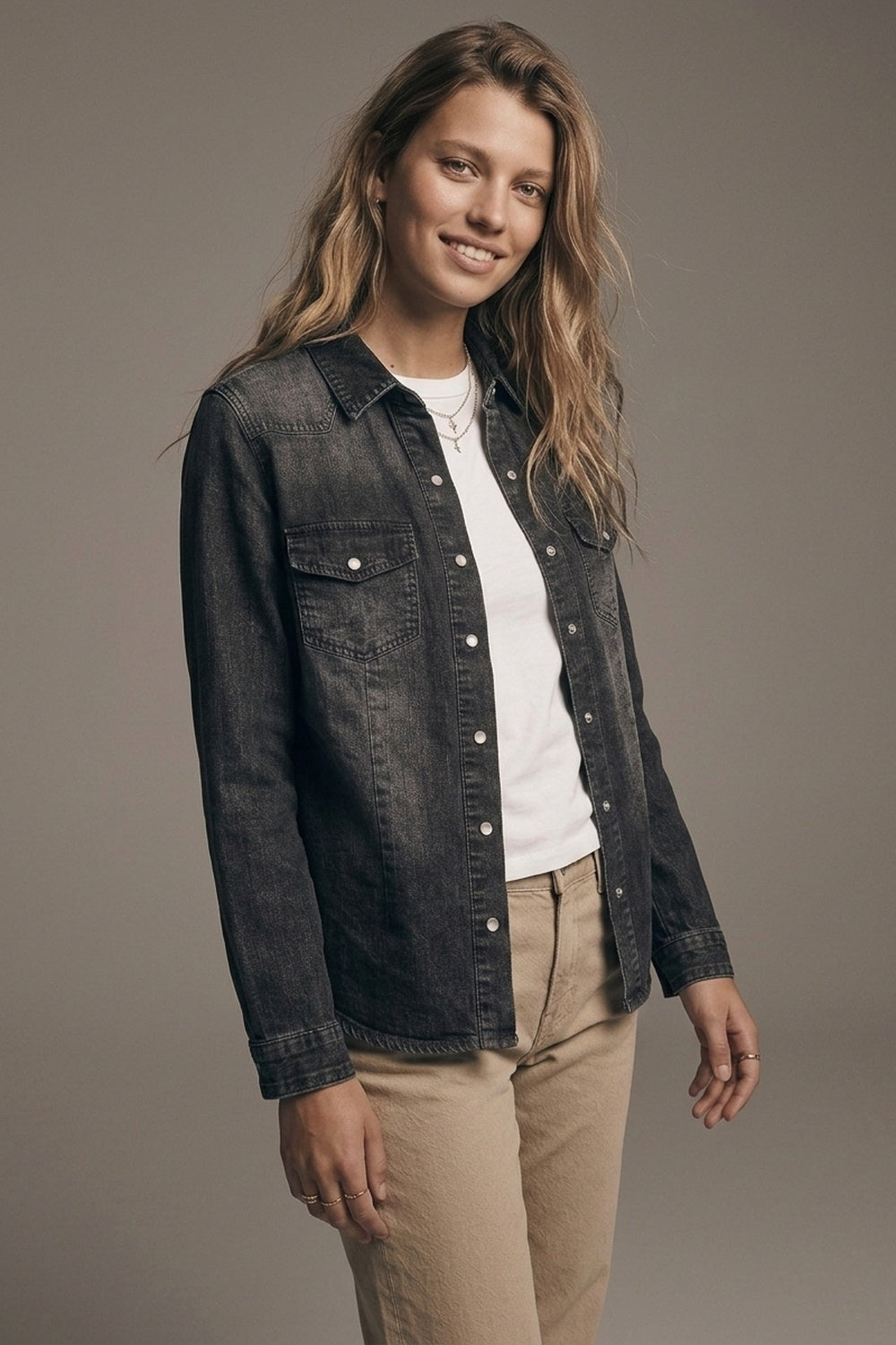 Veste-chemise en denim noir délavé avec boutons-pression