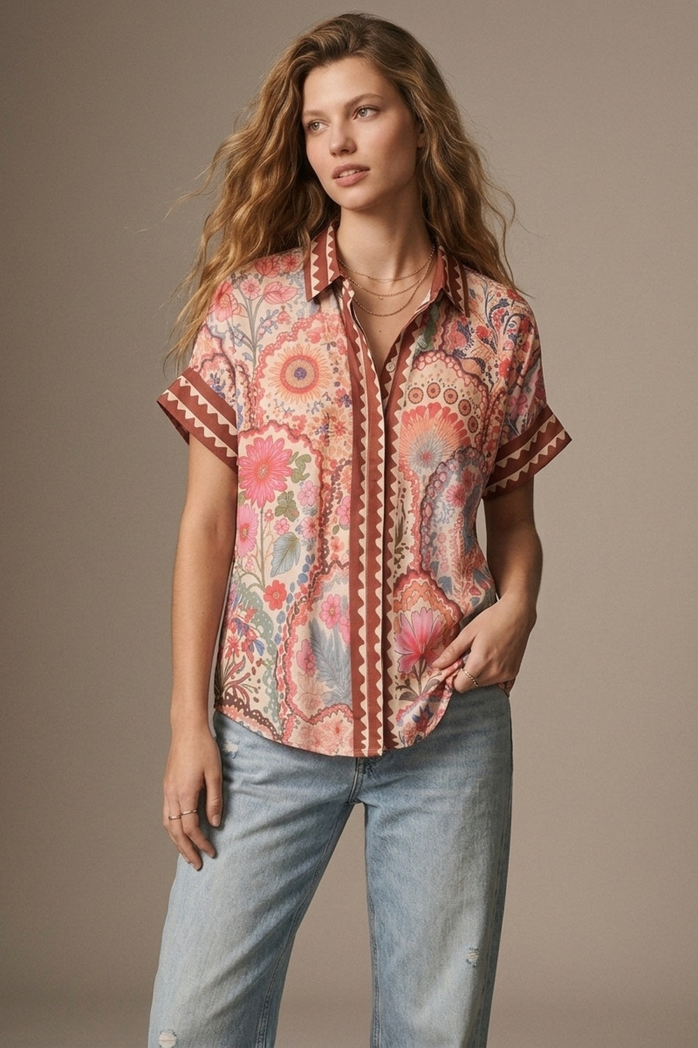 Chemise à imprimé floral multicolore en tissu léger avec garniture contrastée
