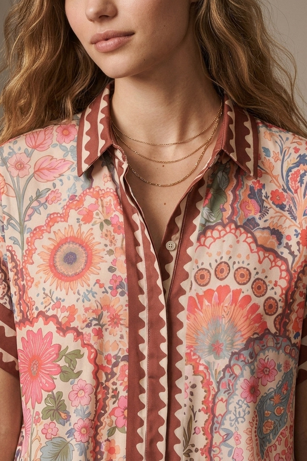 Chemise à imprimé floral multicolore en tissu léger avec garniture contrastée