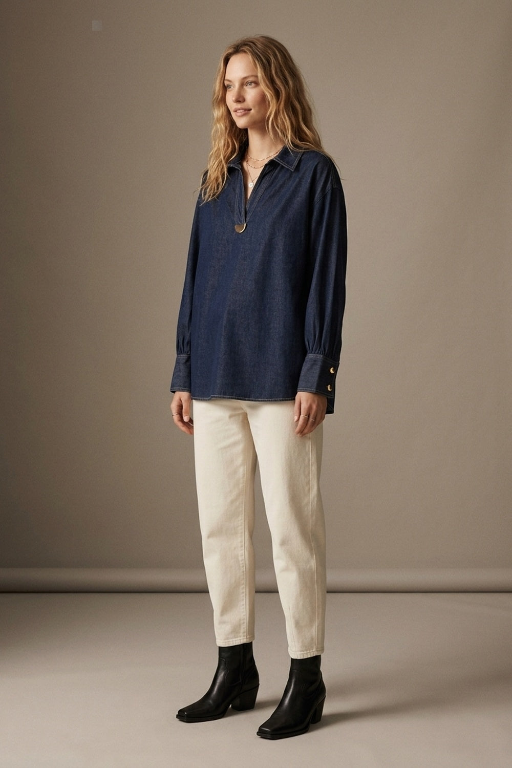 Chemise à col en V avec bordure dorée en tissu denim léger