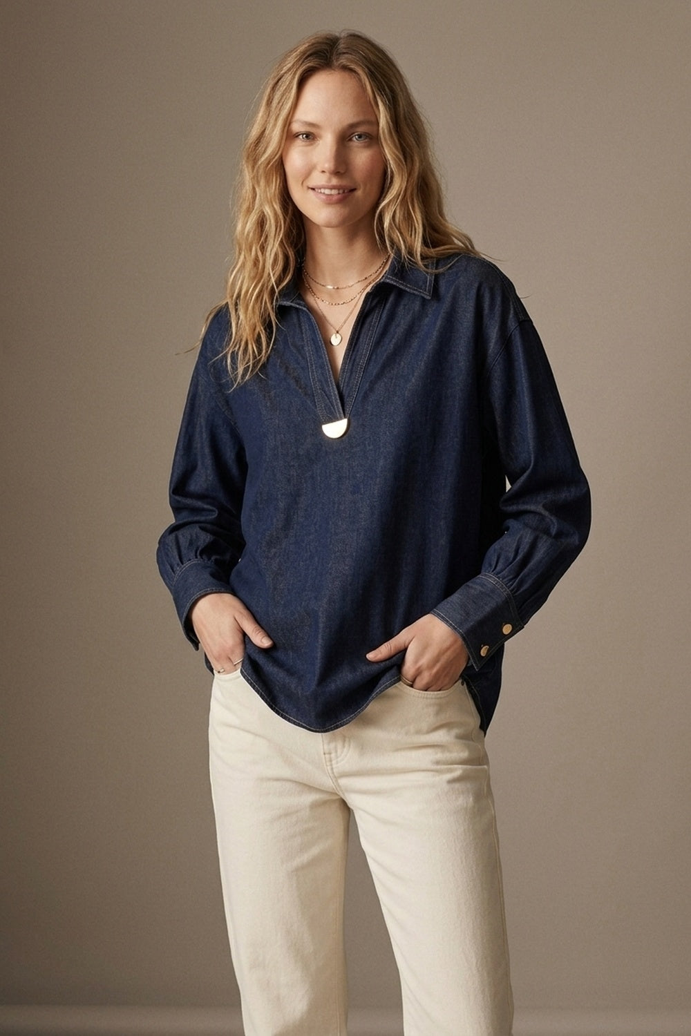 Chemise à col en V avec bordure dorée en tissu denim léger