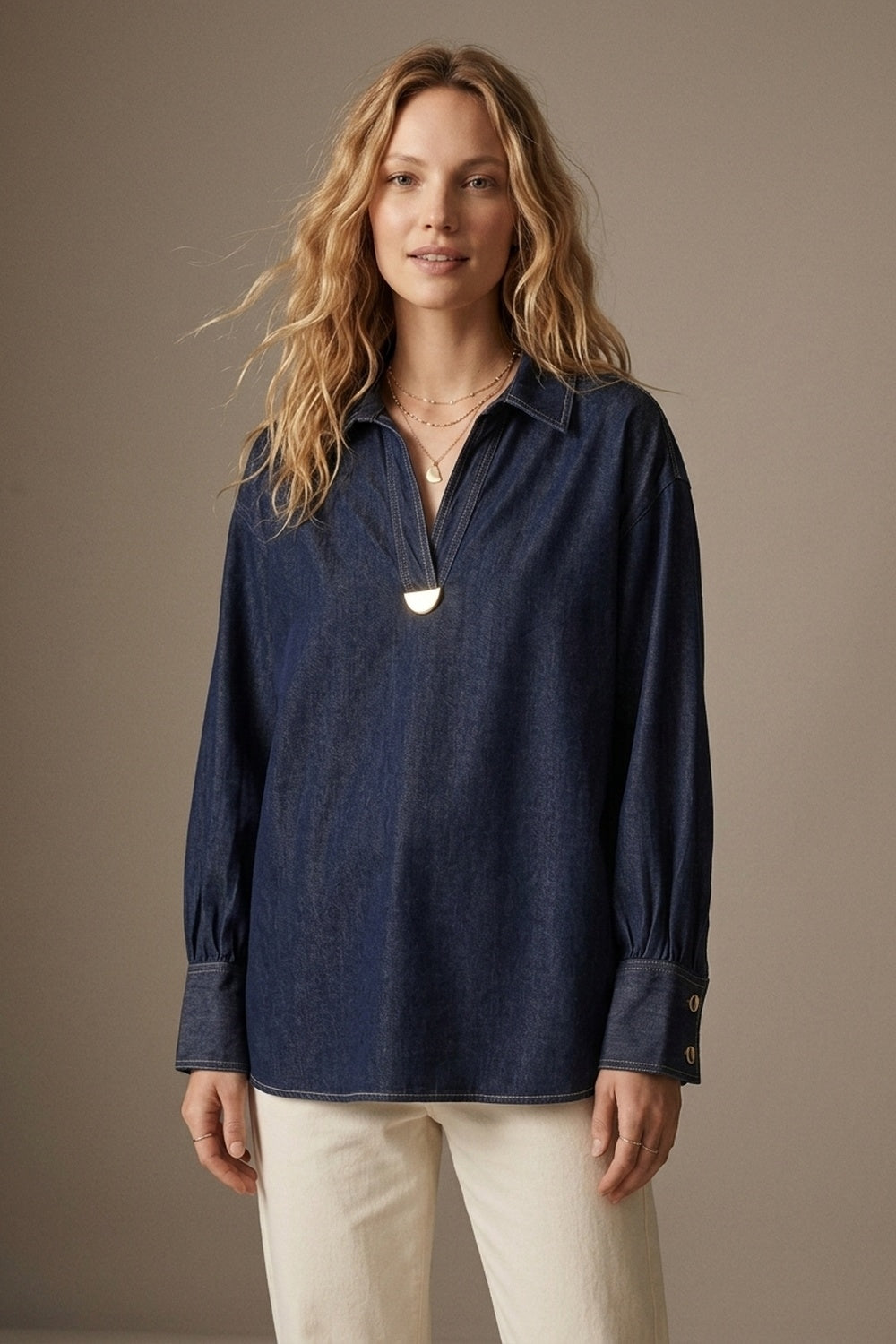 Chemise à col en V avec bordure dorée en tissu denim léger