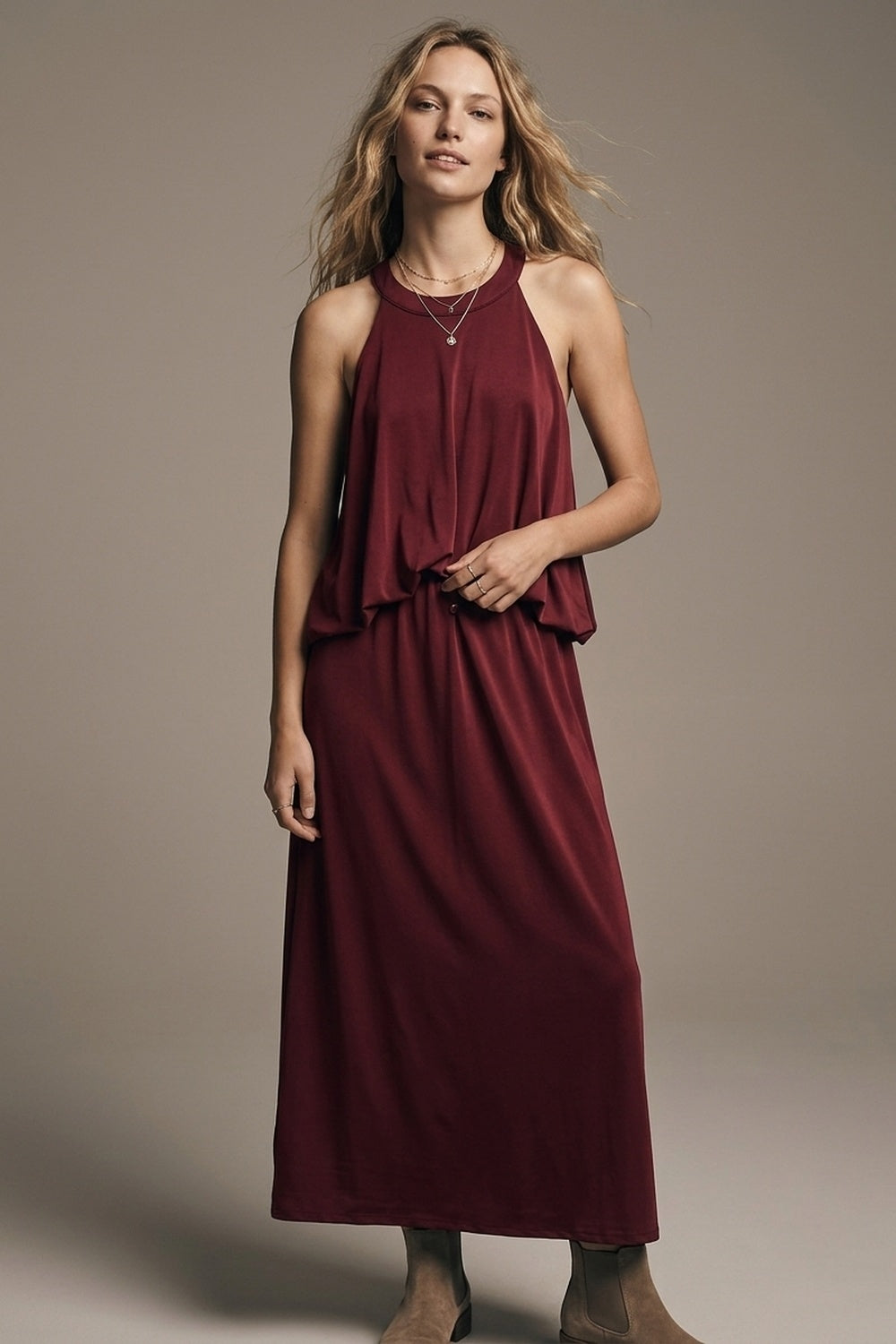 Robe Maxi à Col Halter en Tissu Extensible Doux en Bourgogne