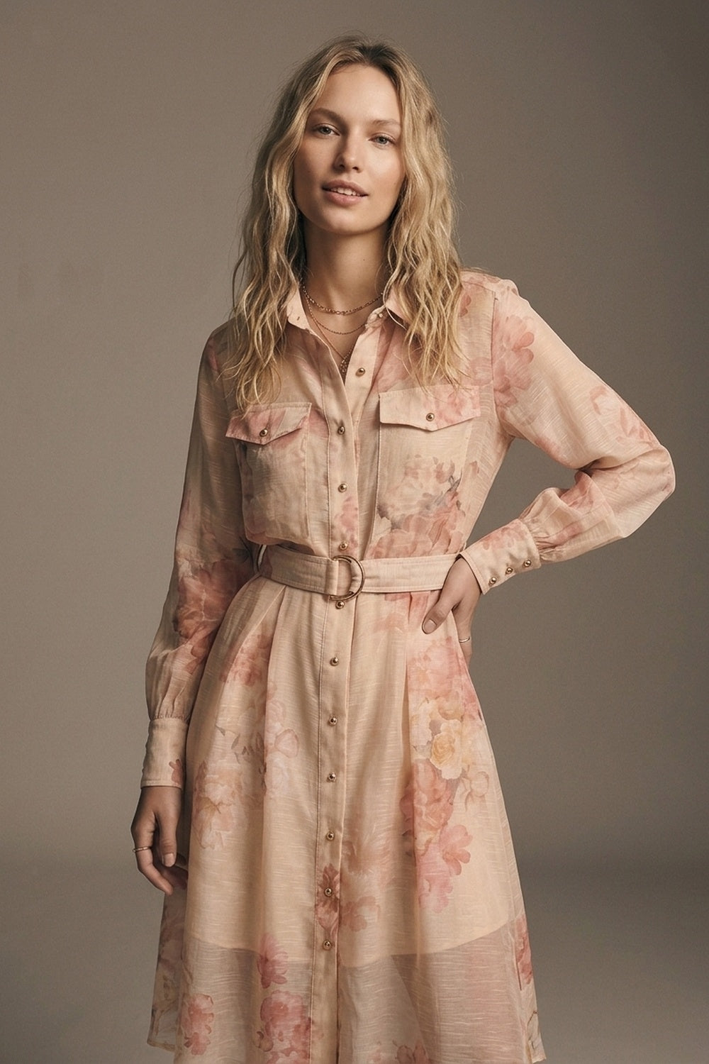 Robe-chemise midi en mousseline à imprimé floral beige avec ceinture et boutons dorés