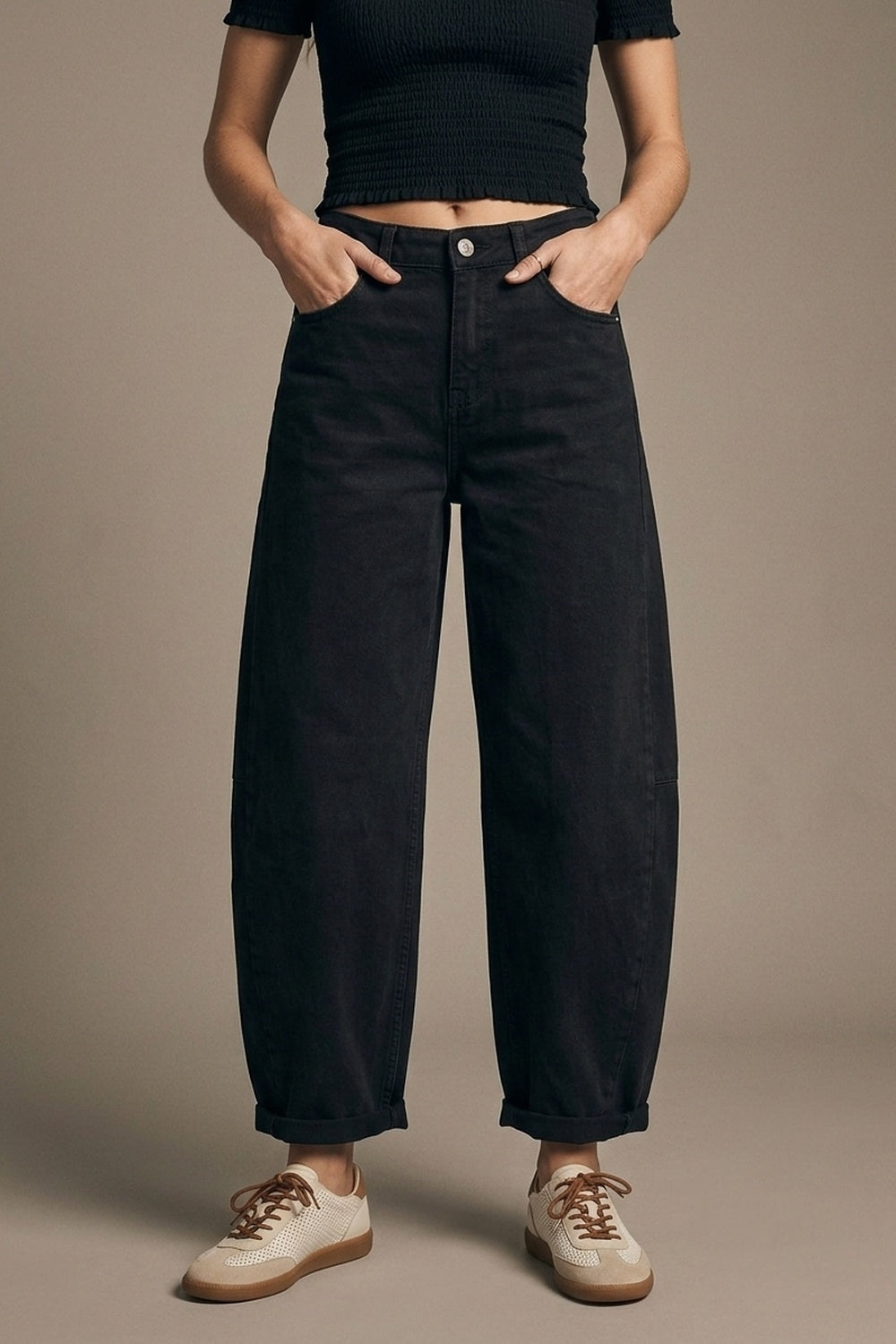 Pantalon noir style barrel à jambes larges avec ourlets retroussés