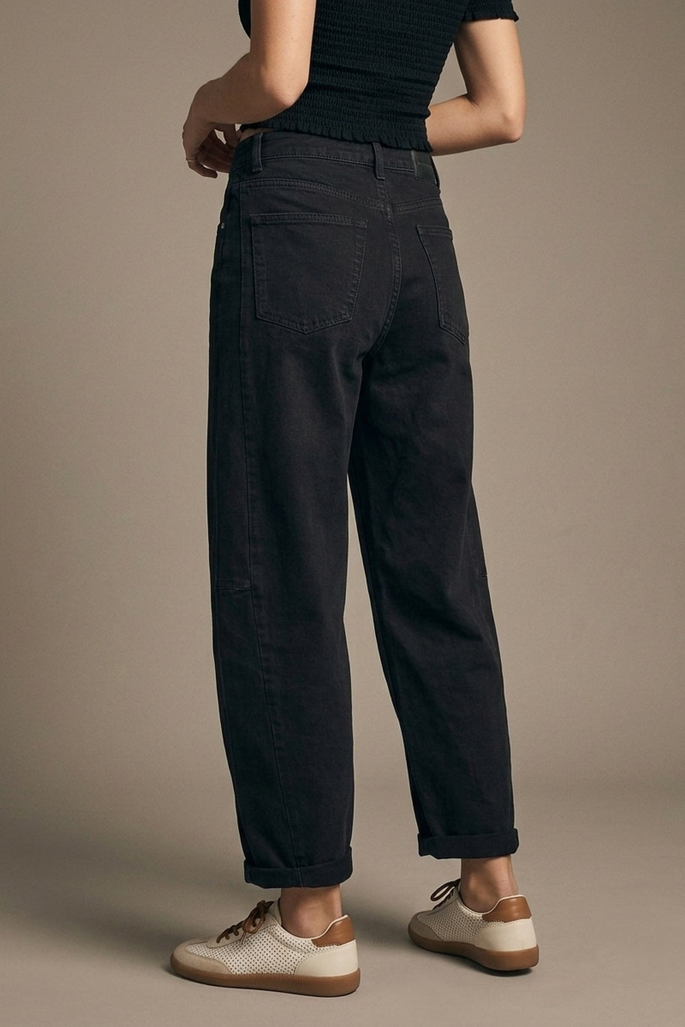Pantalon noir style barrel à jambes larges avec ourlets retroussés