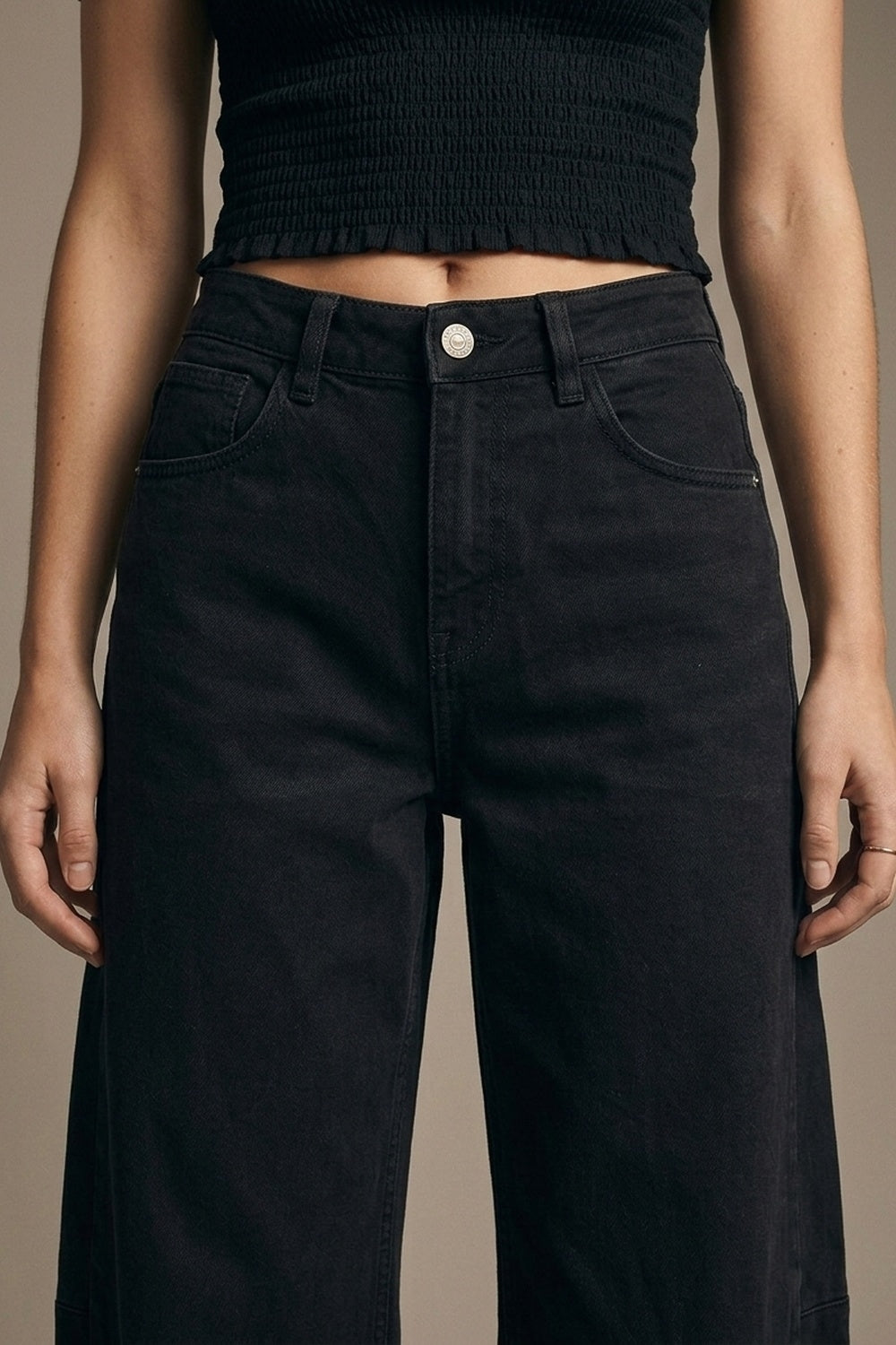 Pantalon noir style barrel à jambes larges avec ourlets retroussés