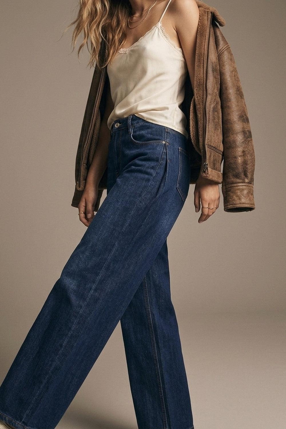 Jeans à jambe large avec fléchettes latérales en bleu profond