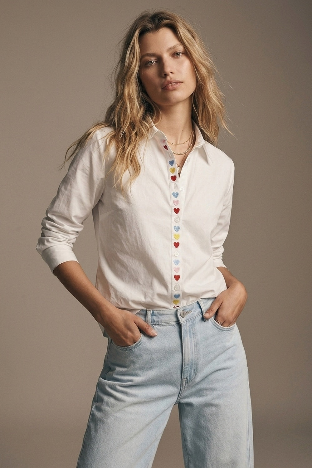 Chemise à boutons devant brodée de cœur blanc