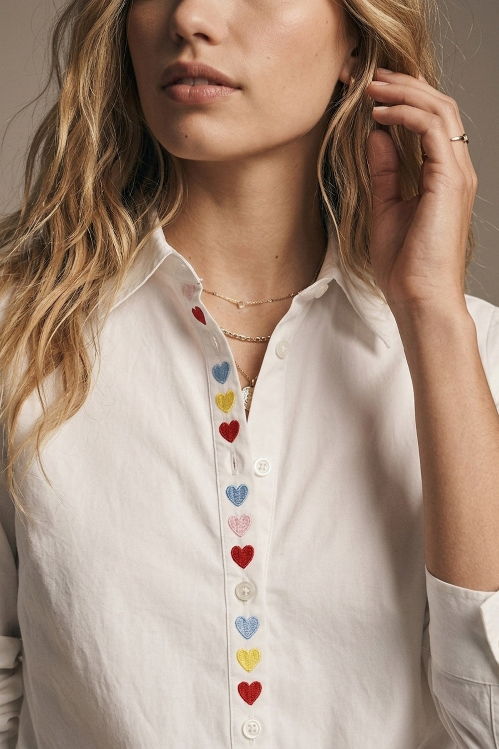 Chemise à boutons devant brodée de cœur blanc