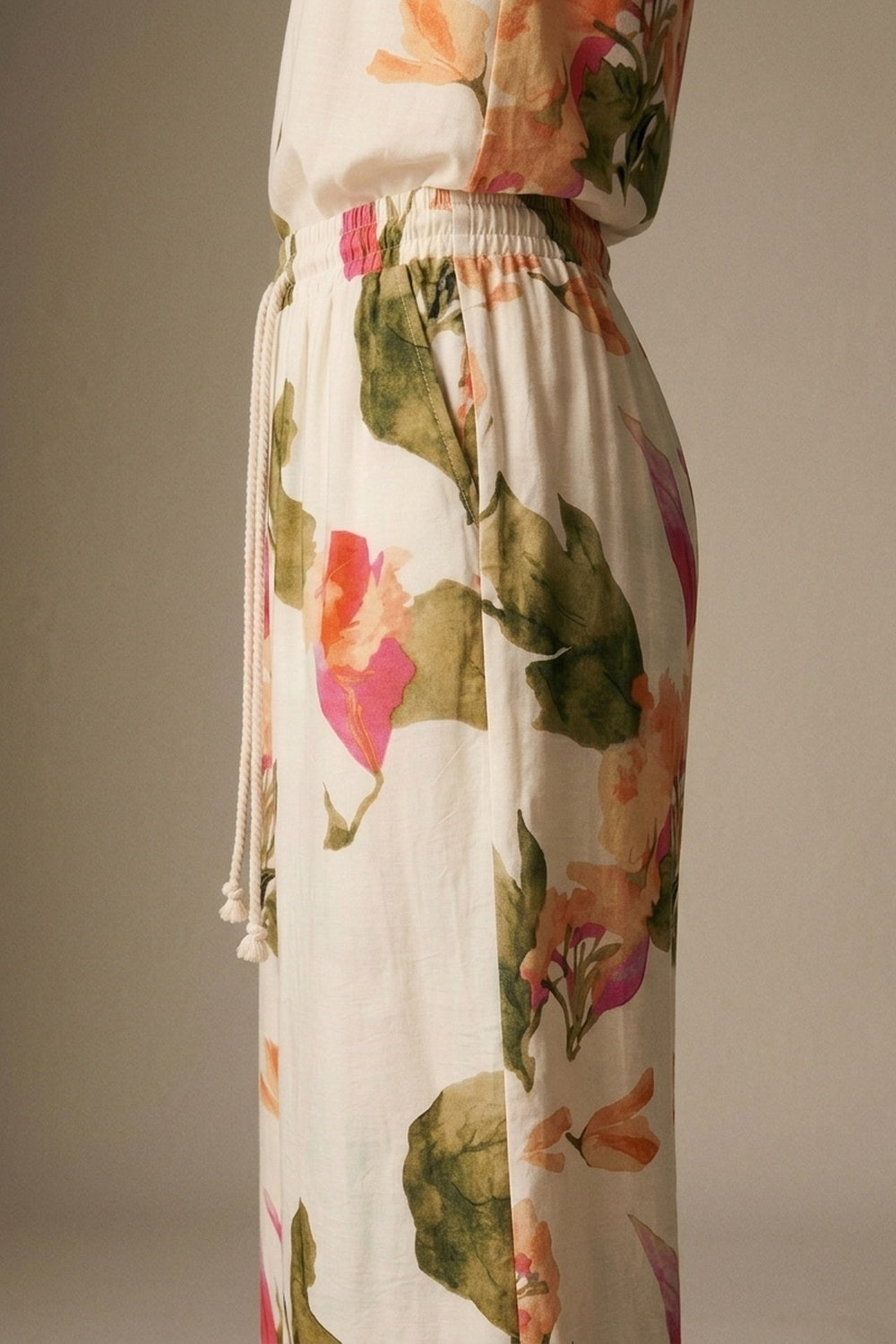 Pantalon large à imprimé floral crème avec taille élastique